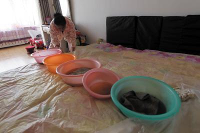 芦山楼上漏水，住户失联，小区没物管，业主维权难！律师来支招……
